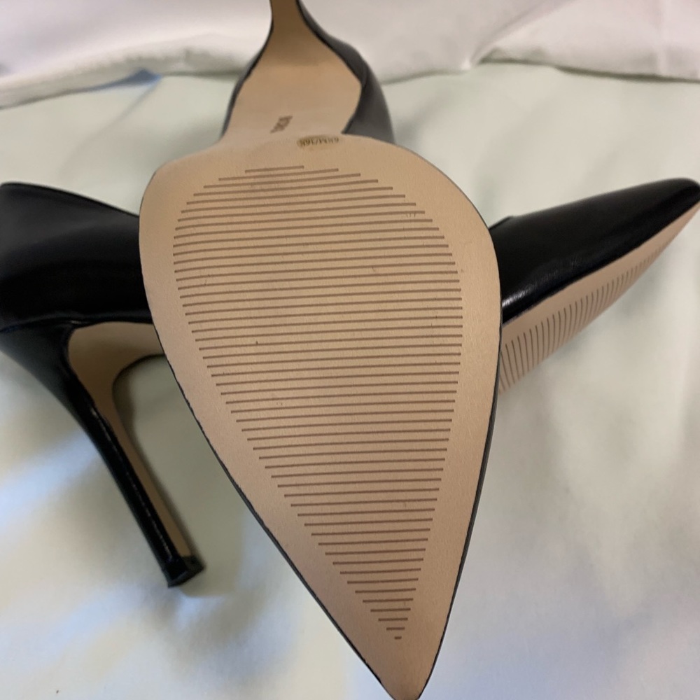 BCBG BLACK HEELS